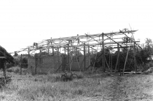 Lehrlinge erstelllen die Hallenkonstruktion 1984