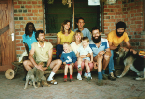 Maty und Herbert Wiederkehr-Bbosa, Michael Henselmann und Christina Wacker (hinten), Estehr und Fredi Krauer mit Manuel und ..., Leo Engeler, Chnuschti, der Wachhund, Fehlt: Rudi Zumbrunn